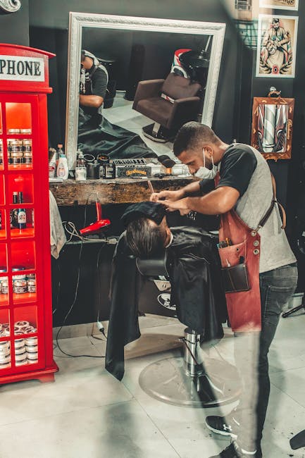 Detalle del corte con navaja frente al espejo con cabina telefónica roja de productos