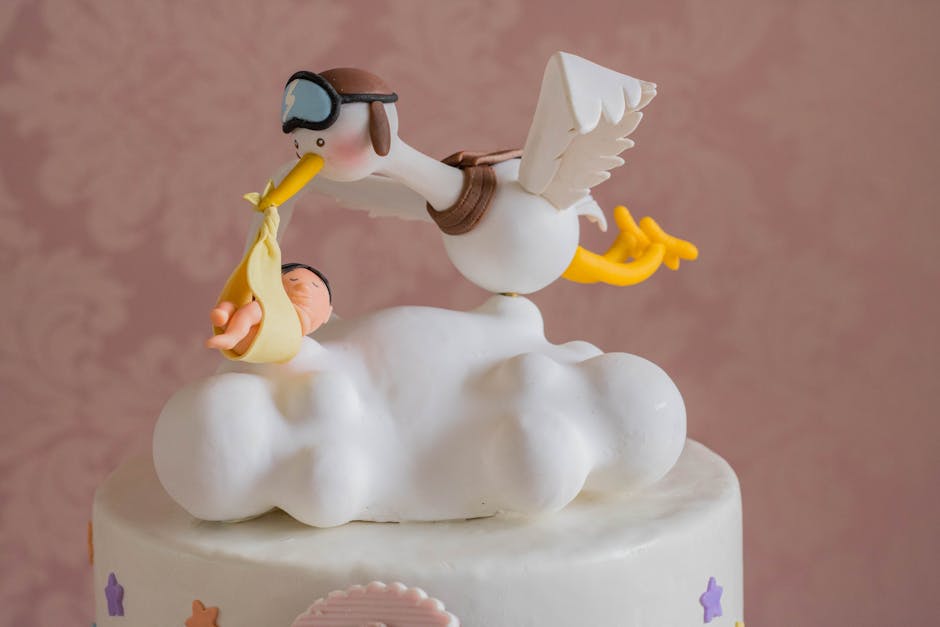 Topper de pastel de cigüeña con bebé sobre nubes de fondant para baby shower