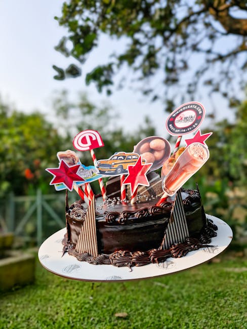 Pastel de chocolate con decoraciones y toppers para celebración