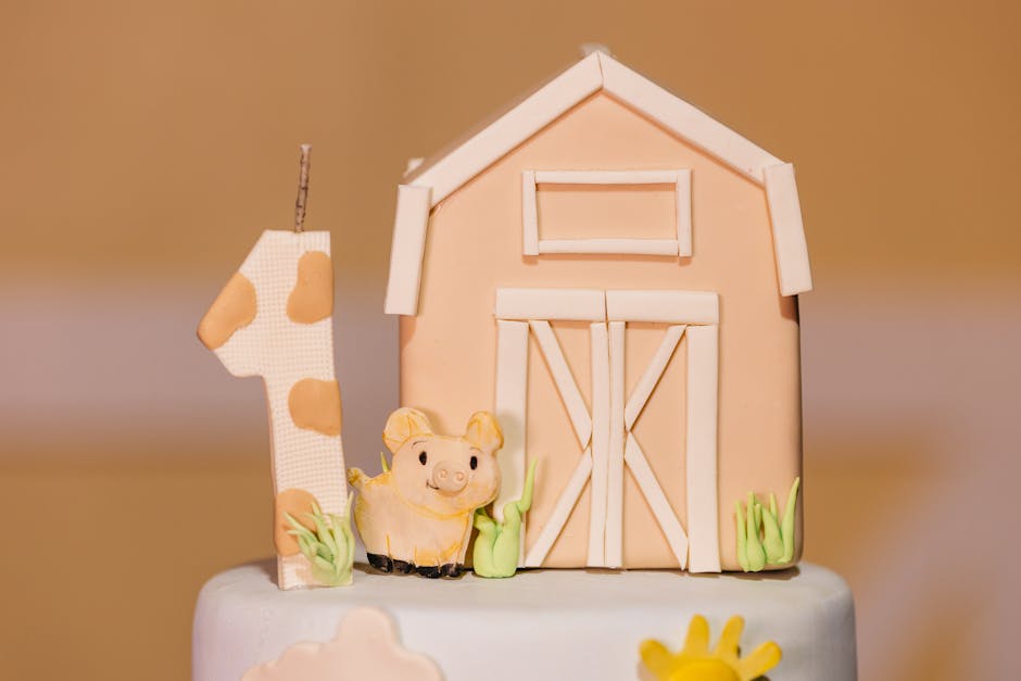 Pastel de fondant temático de granja con cerdito y granero decorado para primer cumpleaños