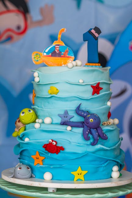 Pastel temático marino de 2 pisos con animales del mar en fondant para primer cumpleaños