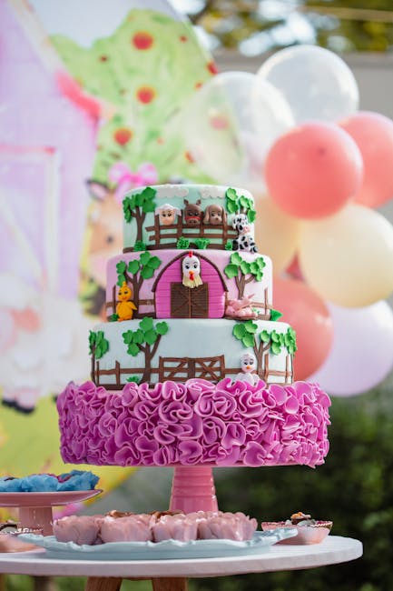 Pastel de 3 pisos con fondant rosa y animales de granja