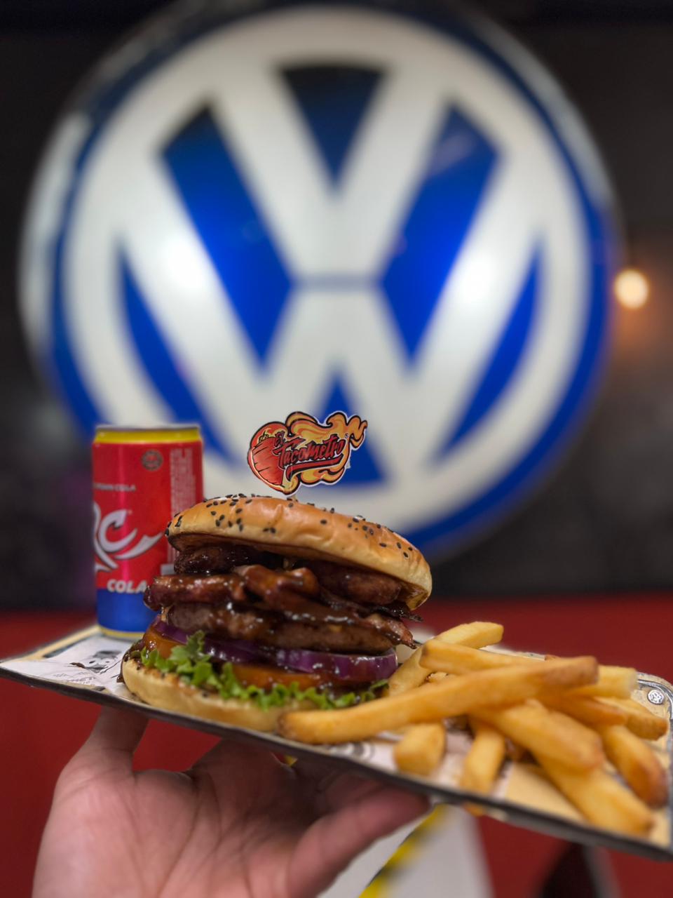 Hamburguesa BP Burger con papas gajo en charola metálica