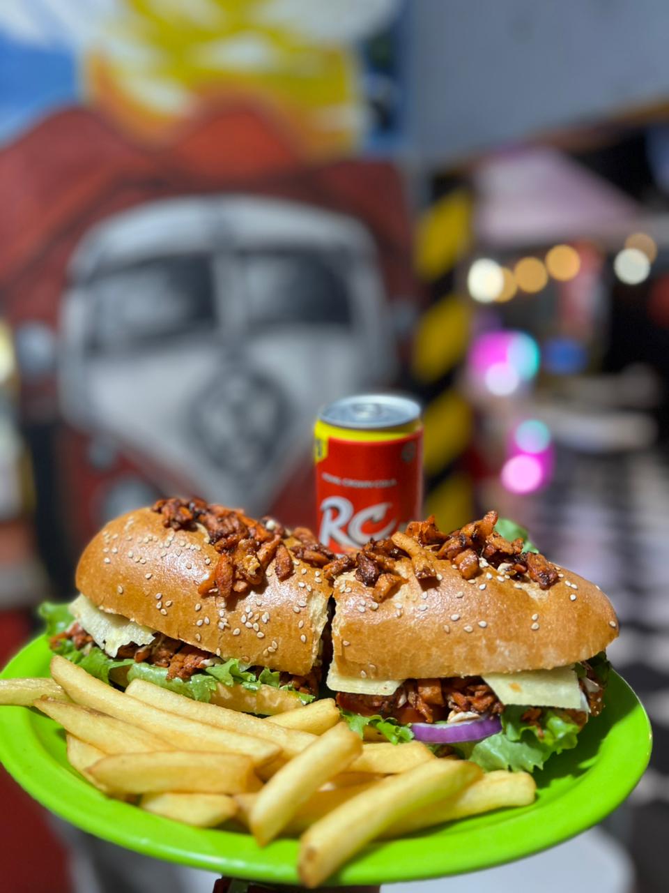 Dogo con papas en plato verde